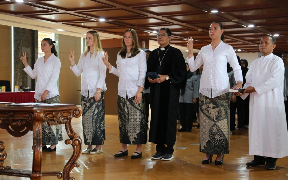 Resmi Dinaturalisasi, Empat Pesepak Bola Perempuan Ini Pakai Kebaya dan Baca Sumpah dan Janji