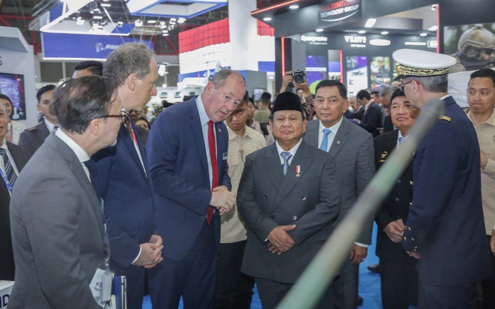 Presiden Prabowo Subianto mengunjungi paviliun KNDS Prancis di Indo Defence 2025, Jiexpo Kemayoran Jakarta Pusat, Rabu (11/06/2025).