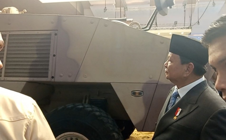 Presiden Prabowo Subianto mengamati tank Rabdan 8x8 IFV buatan EDGE Group di Indo Defence Expo & Forum di Kemayoran, Jakarta, Rabu (11/6/2025). (Foto: Jonathan)