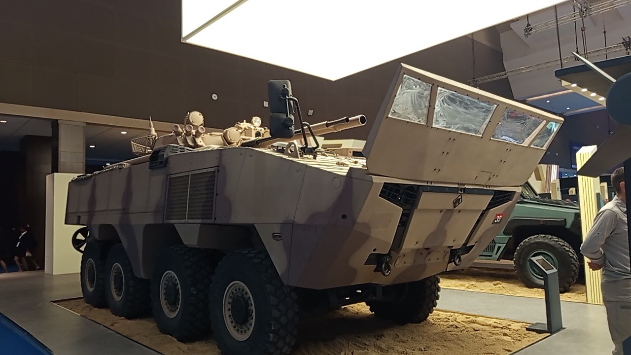 Penampakan tank Rabdan 8x8 IFV buatan EDGE Group di Indo Defence Expo & Forum di Kemayoran, Jakarta Pusat, Rabu (11/6/2025). (Foto: Jonathan Simanjuntak)