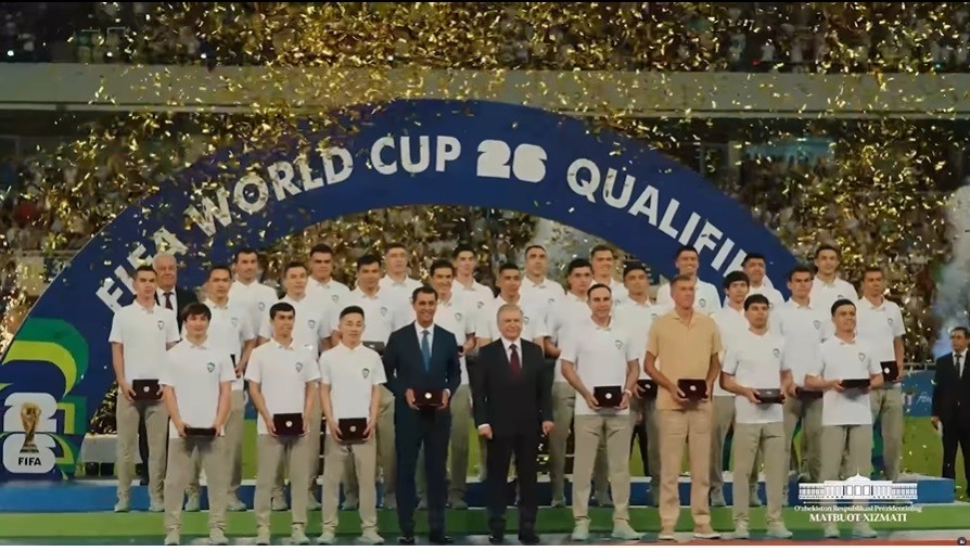 Viral di media sosial pemain Timnas Uzbekistan diberi mobil BYD oleh Presiden Shavkat Mirziyoyev (foto: instagram)