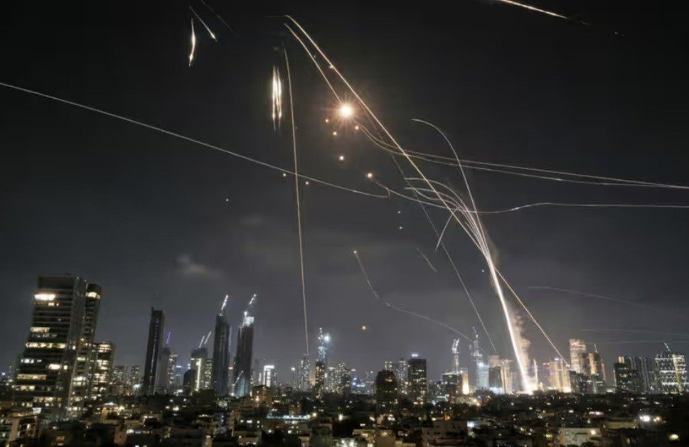Rudal Iran Kembali Hantam Tel Aviv, Netanyahu Peringatkan Serangan dari Israel Baru Permulaan (Laman The Guardian/AP)