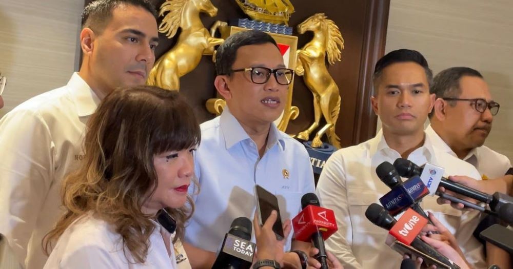 Menteri P2MI, Abdul Kadir Karding (tengah) dalam pelepasan tenaga kerja migran yang digelar bersama Kadin Indonesia. Foto: Tangguh/iNews Media Group.