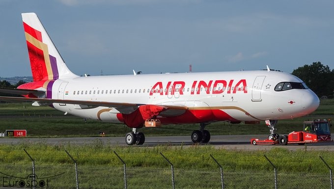 Pesawat Boeing 787-8 Dreamliner milik Air India tujuan New Delhi kembali kembali ke Bandara di Hong Kong usai terbang sejam. (foto: Airlinerating)