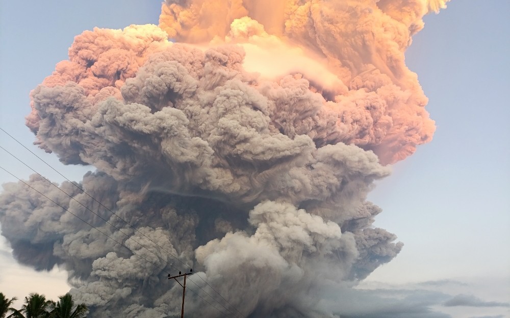 Gunung Lewotobi Laki-Laki di Kabupaten Flores Timur, NTT, mengalami erupsi (PVMBG)