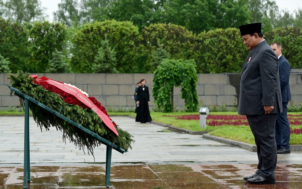 Hormati Korban Perang Dunia II, Prabowo Sematkan Karangan Bunga di Piskarovskoye Memorial (Setkab)