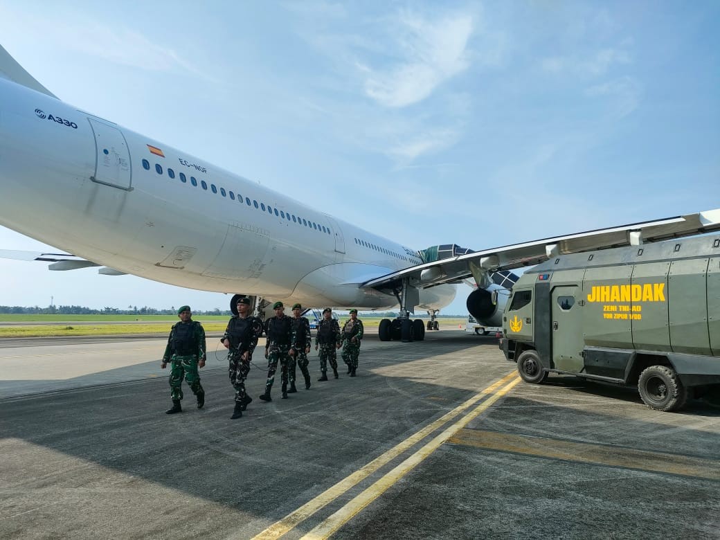 TNI Cepat Tanggapi Ancaman Bom ke Pesawat Jamaah Haji, Seluruh Penumpang Aman. (Foto: TNI)