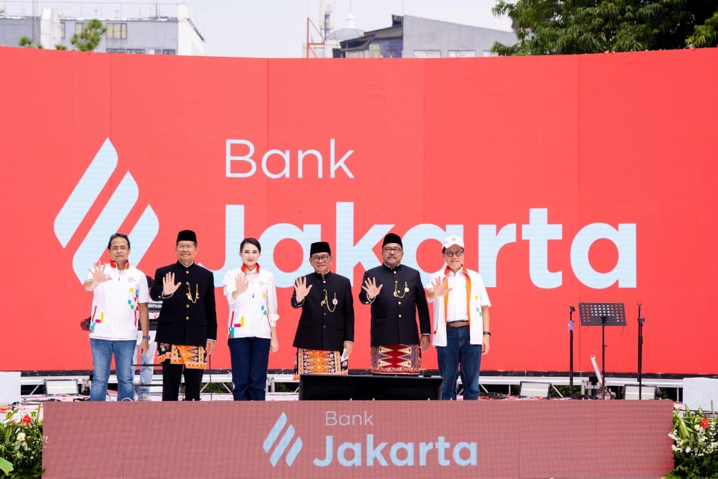 Gubernur Pramono Anung (ketiga dari kanan) meresmikan logo baru Bank DKI di Taman Literasi Christina Marta Tiahahu, Jakarta, Senin (22/6/2025). (Foto: Refi S)