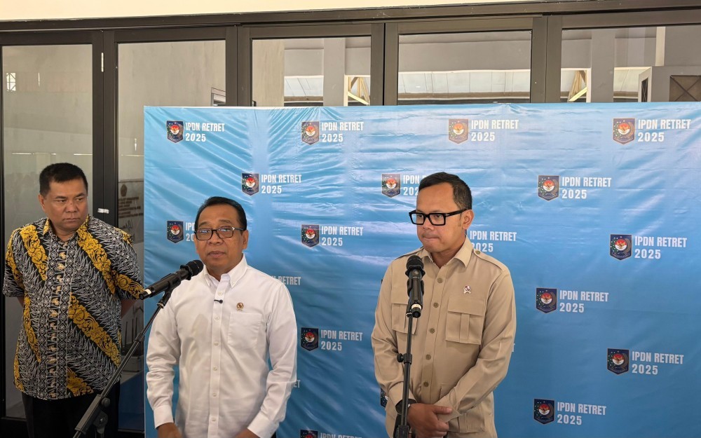 Menko PMK Pratikno bersama Wamendagri Bima Arya saat ditemui di Kampus IPDN Jatiangor (Agi Ilman/iNews Media Group)