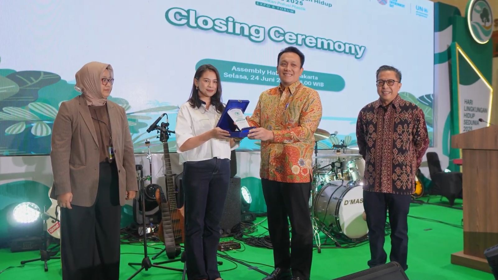 MIND ID konsisten mengedukasi publik tentang pelestarian lingkungan hidup dan keberlanjutan industri. Salah satunya dengan listening booth 'Dengarkan Bumi'.
