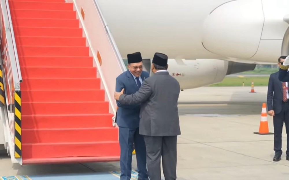 Perdana Menteri (PM) Malaysia Anwar Ibrahim tiba di Indonesia. Kedatangannya langsung disambut Presiden Prabowo Subianto.