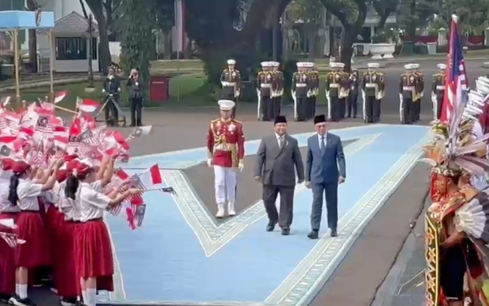 Perdana Menteri (PM) Malaysia, Anwar Ibrahim dan Presiden Prabowo Subianto tiba di Istana Negara, Jakarta. (Riyan Rizki Roshali/iNews Media Group)