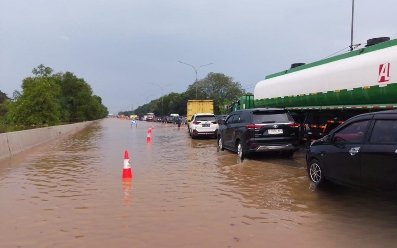 Hujan deras yang mengguyur Kabupaten Tangerang, Banten berimbas pada jalan tol Jakarta-Tangerang. (Foto: Dok. Jasa Marga)
