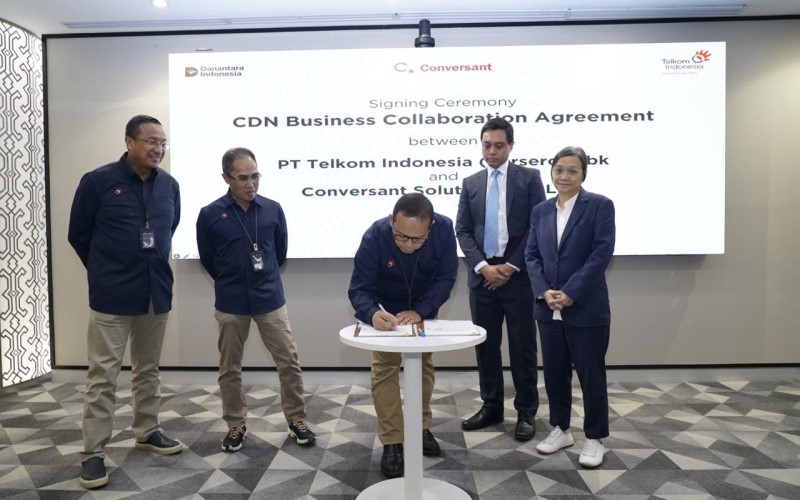 Telkom (TLKM) dan Conversant resmi menjalin kerja sama strategis dalam penyediaan layanan CDN as a Service/CaaS) di Indonesia. (Foto: Dok. Telkom)