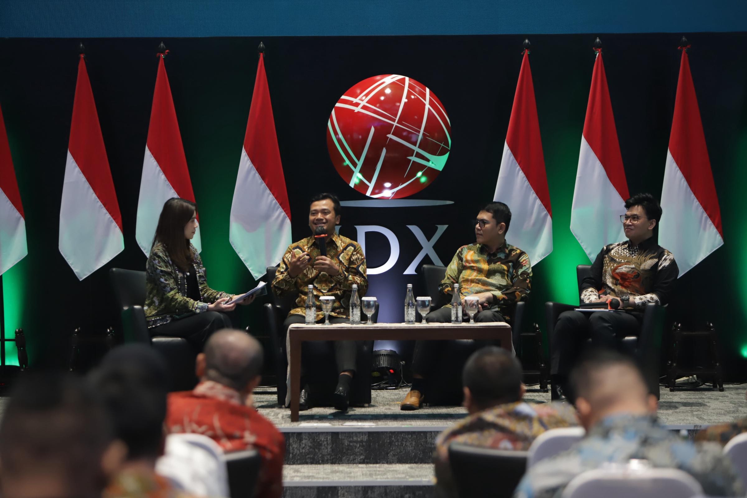 M Irfan Zainul Fikri (dua dari kiri) dalam diskusi di IDX Channel ESG Conference 2025 di Mainhall BEI, Kamis (26/6/2025).  (Foto: IMG/Yudistiro Pranoto)