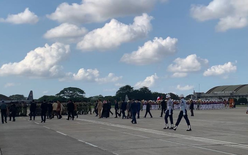 Presiden Prabowo Subianto melakukan pengecekan langsung latihan pasukan marching band yang akan ikut serta dalam Defile Hari Revolusi Prancis (Setkab)