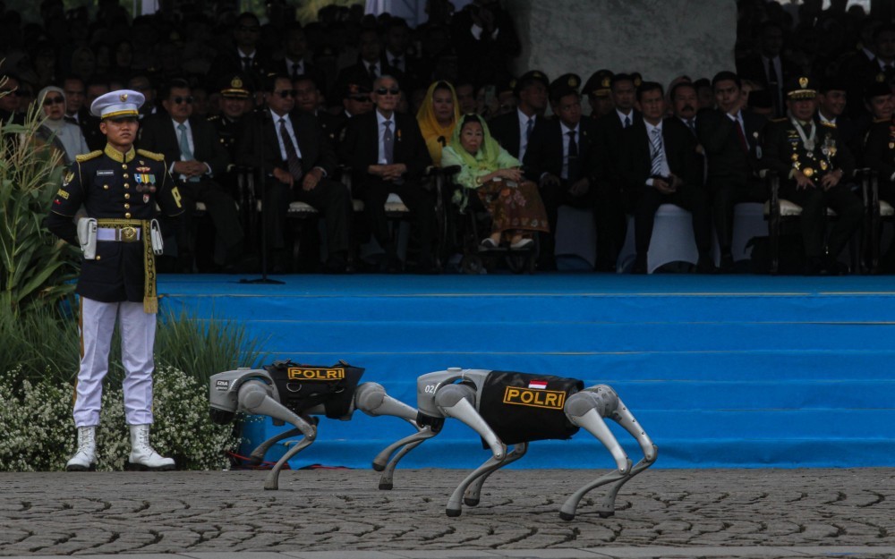 Polisi Pamer Kecanggihan Robot Anjing, Deteksi Bom di Hadapan Presiden Prabowo (Aldhi Chandra/iNews Media Group)
