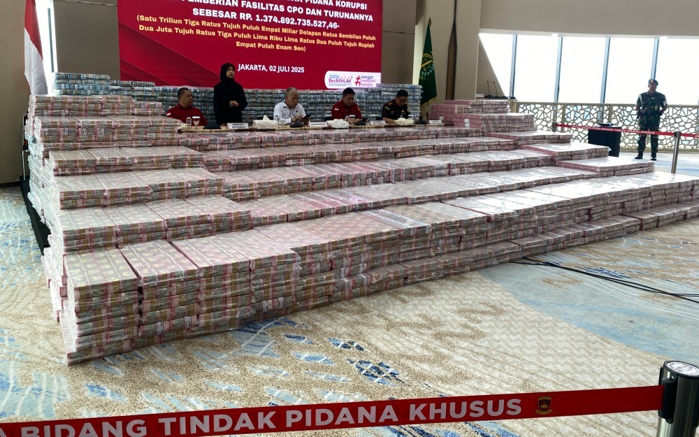 Kejagung Pamerkan Tumpukan Uang Rp1,3 Triliun Hasil Sitaan Korupsi CPO (Ari Sandita/iNews Media Group)