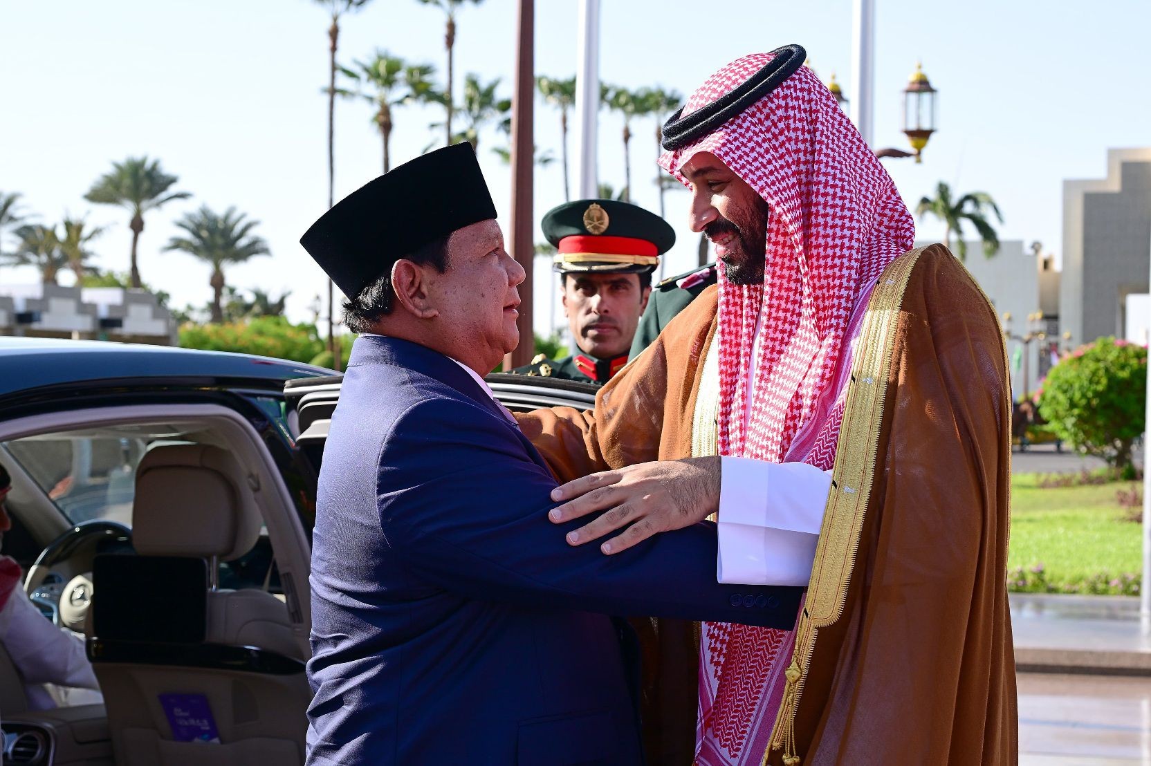 Presiden Prabowo Subianto mendapat sambutan hangat dari Putra Mahkota Arab Saudi, Pangeran Muhammad bin Salman (MBS), di Jeddah, Rabu (2/7/2025).  (Foto: Ist.)