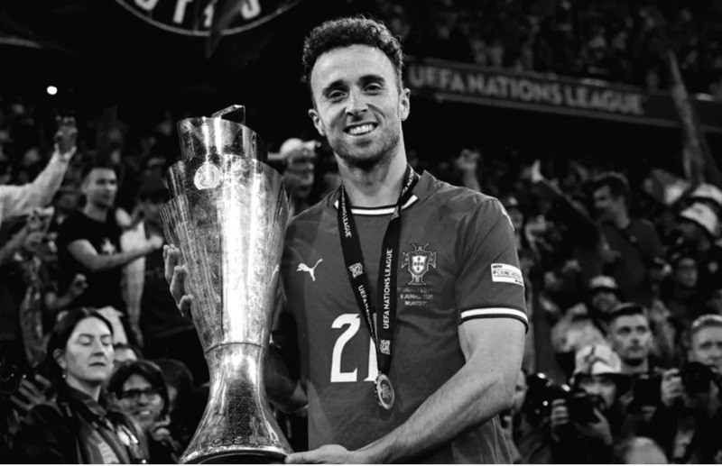 Penyerang Liverpool Diogo Jota dikabarkan tewas usai kecelakaan mobil di Spanyol. Jota mengendarai mobilnya bersama saudaranya. (foto: instagram)