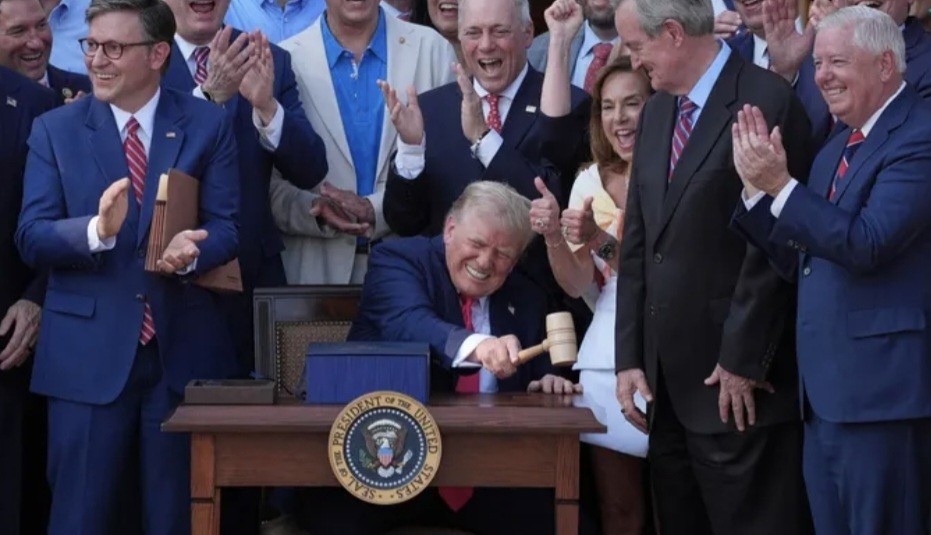 Trump Tandatangani RUU Pemotongan Pajak dan Belanja, Diperkirakan Hemat Rp1.618 Triliun (FOTO:Forbes)