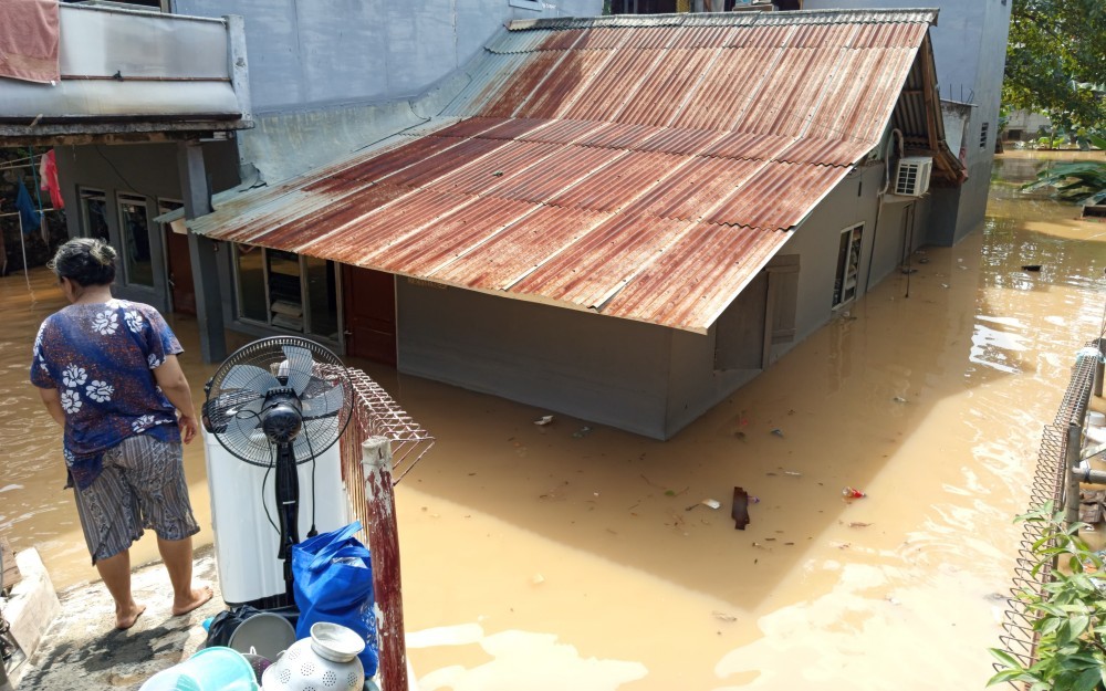 Salah satu kawasan yang direndam banjir di wilayah Bidara Cina, Jakarta (Jonathan Simanjuntak/iNews Media Group)