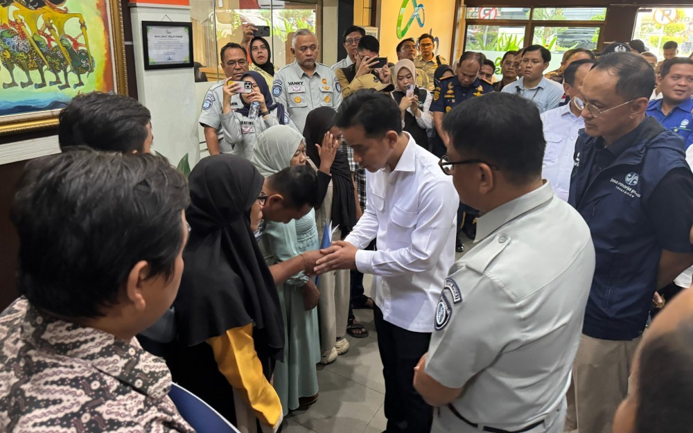 Wapres Gibran Rakabuming Raka meninjau langsung Posko SAR penanganan KMP Tunu Pratama Jaya di Ketapang.