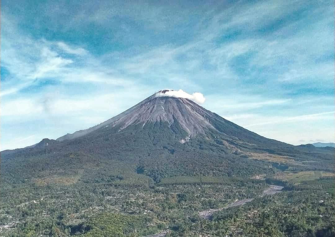 Pendaki Wajib Pakai Gelang Pelacak saat Naik Gunung Semeru, Ini Alasan Pengelola. (Foto Istimewa)