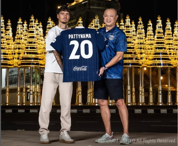 Bek Timnas Indonesia, Shayne Pattynama resmi diperkenalkan sebagai rekrutan anyar Buriram United. (foto: Buriram)