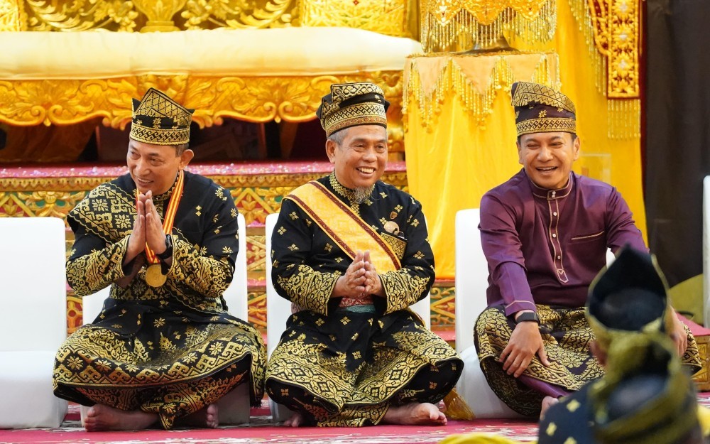 Jaga Keamanan dan Ketertiban di Indonesia, Kapolri Terima Anugerah Adat (Humas Polri)