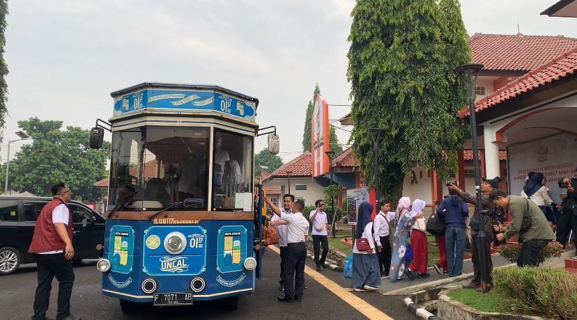 Sekolah Rakyat Dimulai Hari Ini, Siswa di Bogor Diantar Bus Wisata Uncal (FOTO:Dok Binti M/iNews Media Group)