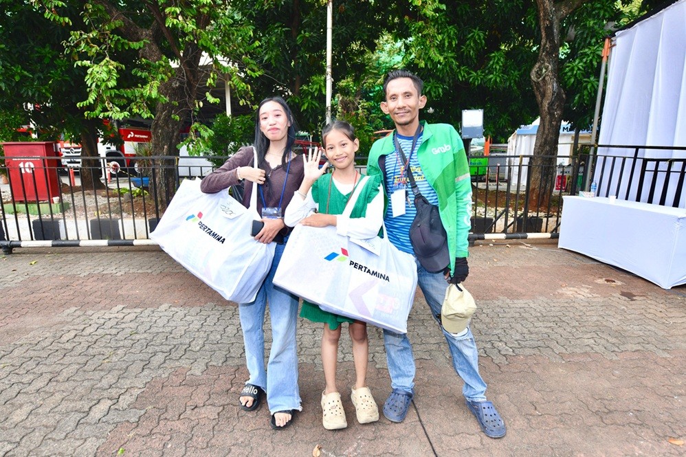 Pertamina Berdayakan Produk Lokal dalam Bantuan Perlengkapan Sekolah Anak Driver Ojek. (Foto Istimewa)