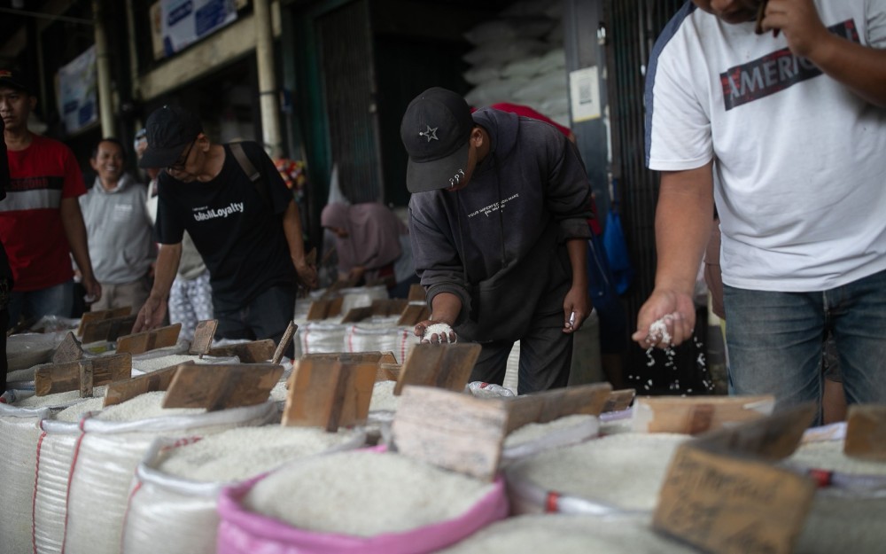 Beras Diduga Oplosan Beredar di Pasaran, Begini Kata Pedagang (Foto: Arif Julianto/iNews Media Group)