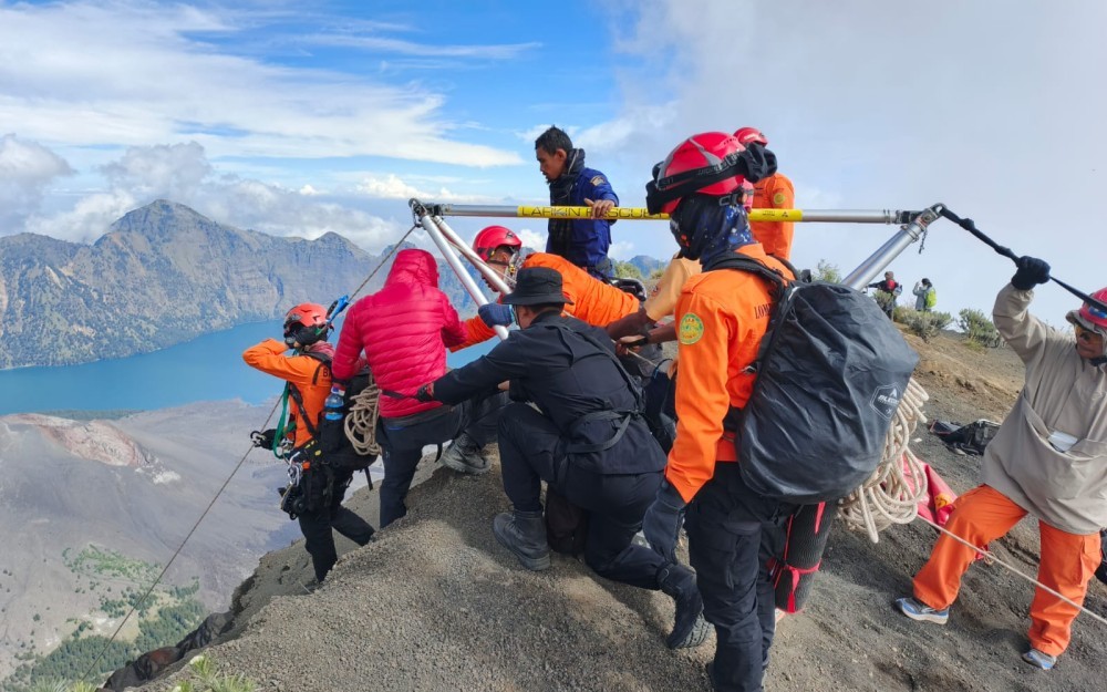 Begini Kronologi Pendaki Asal Swiss Jatuh di Gunung Rinjani (Ilustrasi TIM SAR melakukan evakuasi/Basarnas)