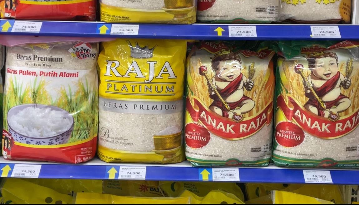 Penampakan Beras Premium Diduga Oplosan yang Mejeng di Ritel Modern. (Foto Tangguh/IMG)