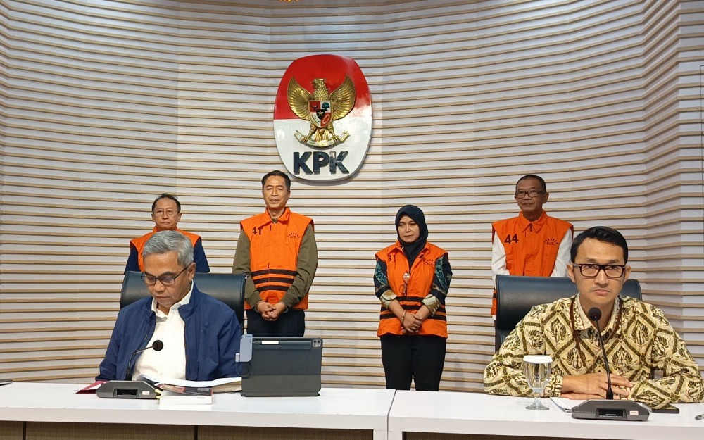 Pakai Rompi Oranye, Empat Tersangka Kasus Pemerasan TKA di Kemnaker Ditahan KPK  (Nur Khabibi/iNews Media Group)
