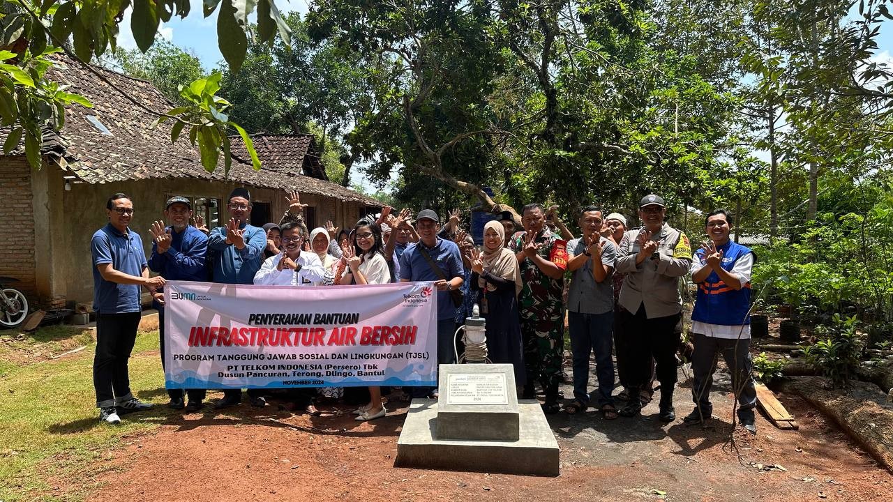 Penyerahan bantuan infrastruktur Air Bersih kepada perwakilan Dusun Pancoran, Terong, Dlingo, Bantul, beberapa waktu yang lalu (FOTO:Dokumen Telkom)