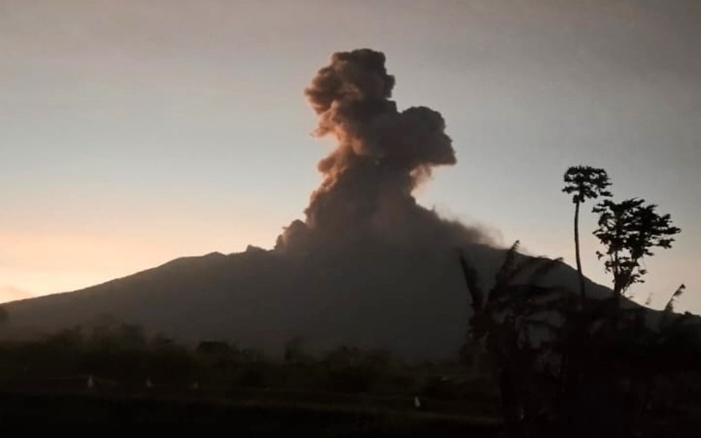 Gunung Marapi di Kabupaten Tanah Datar dan Agam, Sumatera Barat kembali erupsi (PVMBG)