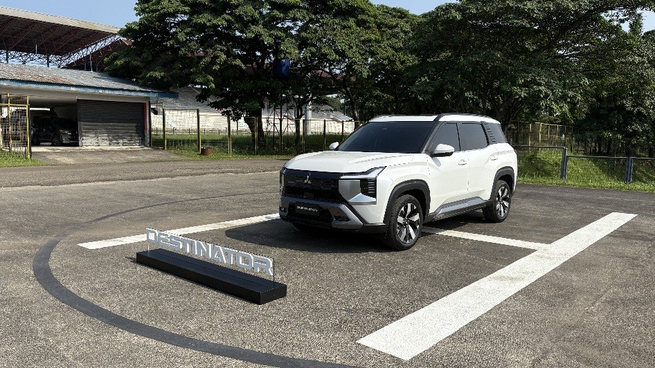 Mitsubishi Pilih Tinggalkan Fitur Wireless Charger pada SUV Destinator, Ini Alasannya. Foto: Mitsubishi.
