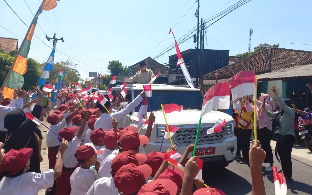 Tiba di Lokasi Peluncuran 80 Ribu Kopdes Merah Putih, Presiden Prabowo Disambut Pelajar Klaten (Foto: Vitriana D/iNews Media Group)