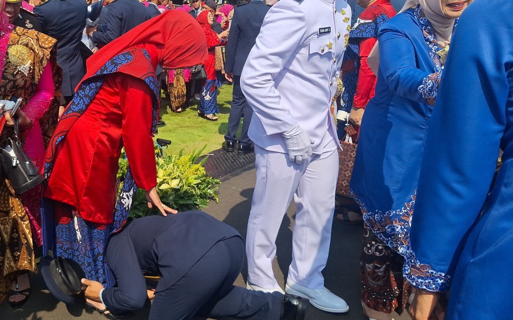 Tangis Haru Axel, Peraih Adhi Makayasa TNI AU yang Sujud di Kaki Sang Ibu (Binti Mufarida/iNews Media Group)