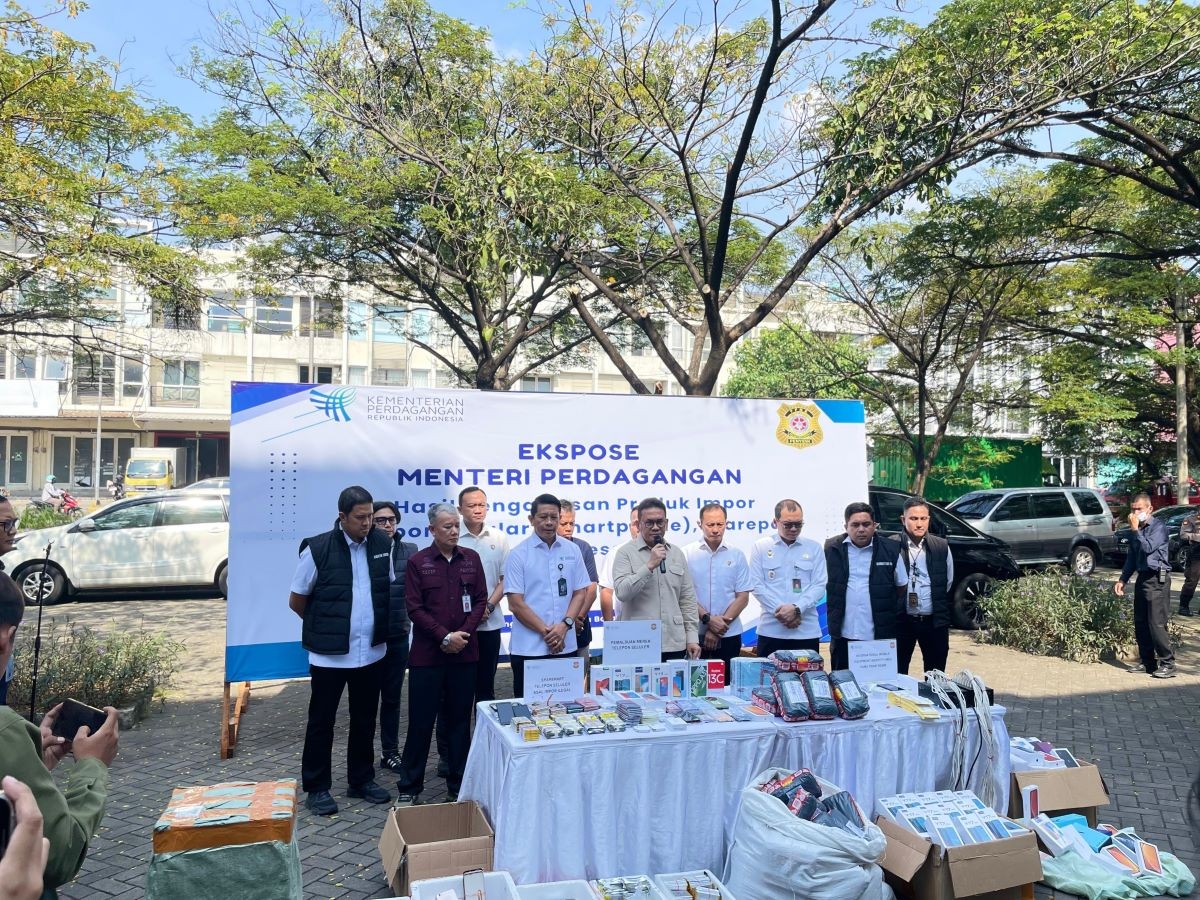 Begini Kronologi Perakitan Ponsel Palsu di Jakbar, Barang Diimpor dari China. (Foto: Iqbal Dwi Purnama/Inews Media Group)