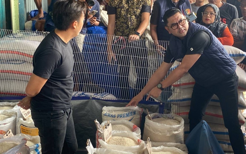 Polisi Ambil Sampel Beras Premium saat Sidak Pasar Induk Beras Cipinang (Achmad Al Fiqri/iNews Media Group)
