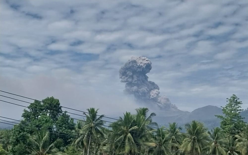 Gunung Dukono Erupsi, Semburan Abu Vulkanik Capai 3.500 Meter. (Foto: Inews Media Group)