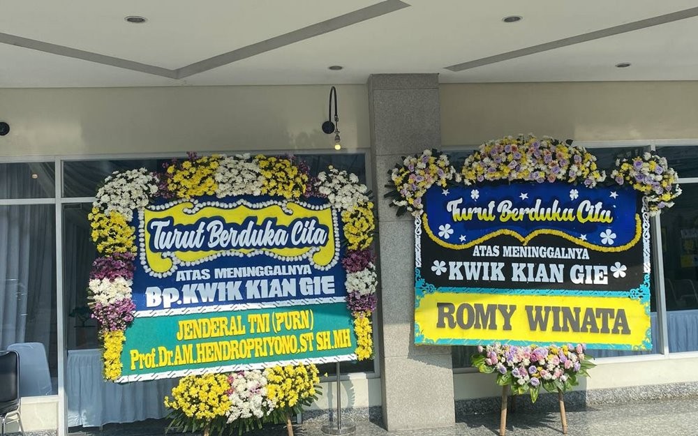 sejumlah karangan bunga berisi ucapan bela sungkawa sudah menghiasi di halaman Rumah Duka Sentosa (iNews Media Group)