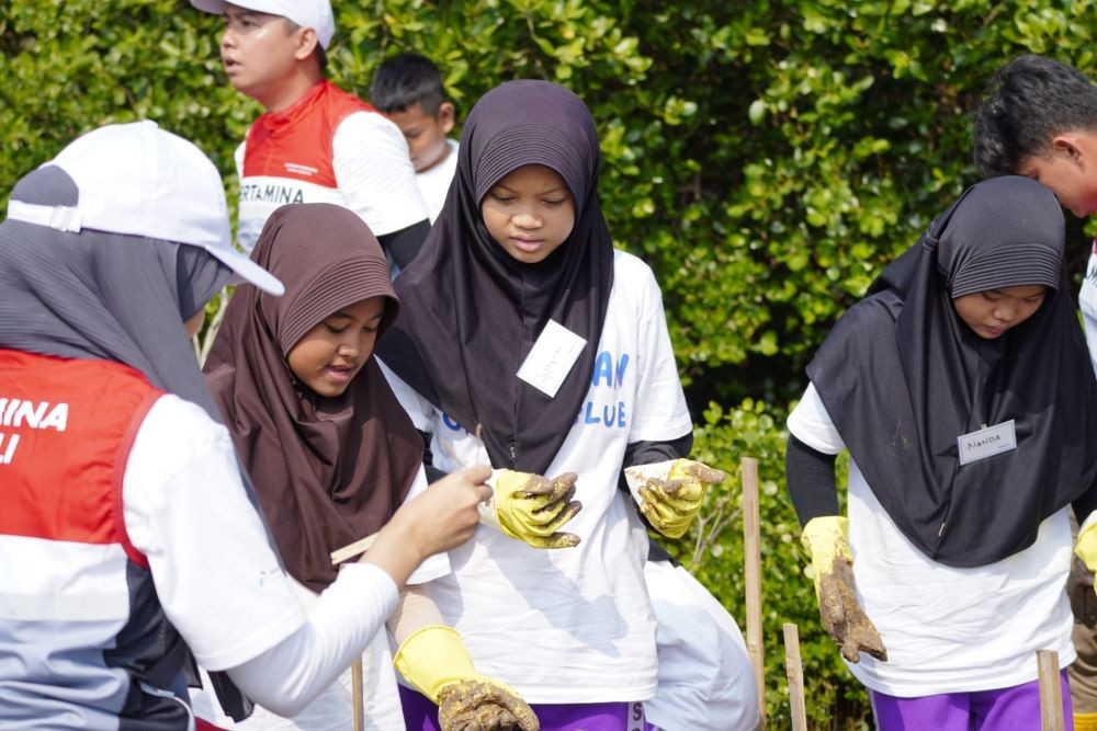 Tumbuhkan Cinta Lingkungan, Pertamina dan Siswa SD Tanam Puluhan Ribu Mangrove. Foto: dok. Pertamina.