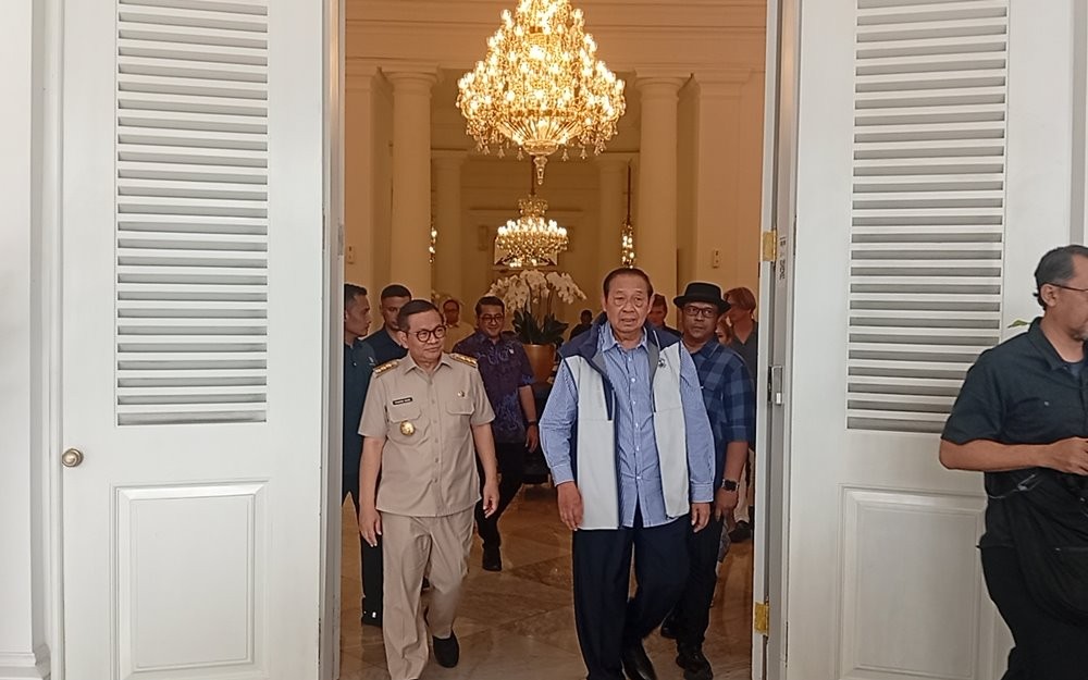 Presiden RI ke-6, Susilo Bambang Yudhoyono (SBY) mendampingi pelukis asal Jerman, Christopher Lehmpfuhl dan rombongan untuk melukis Monumen Nasional.