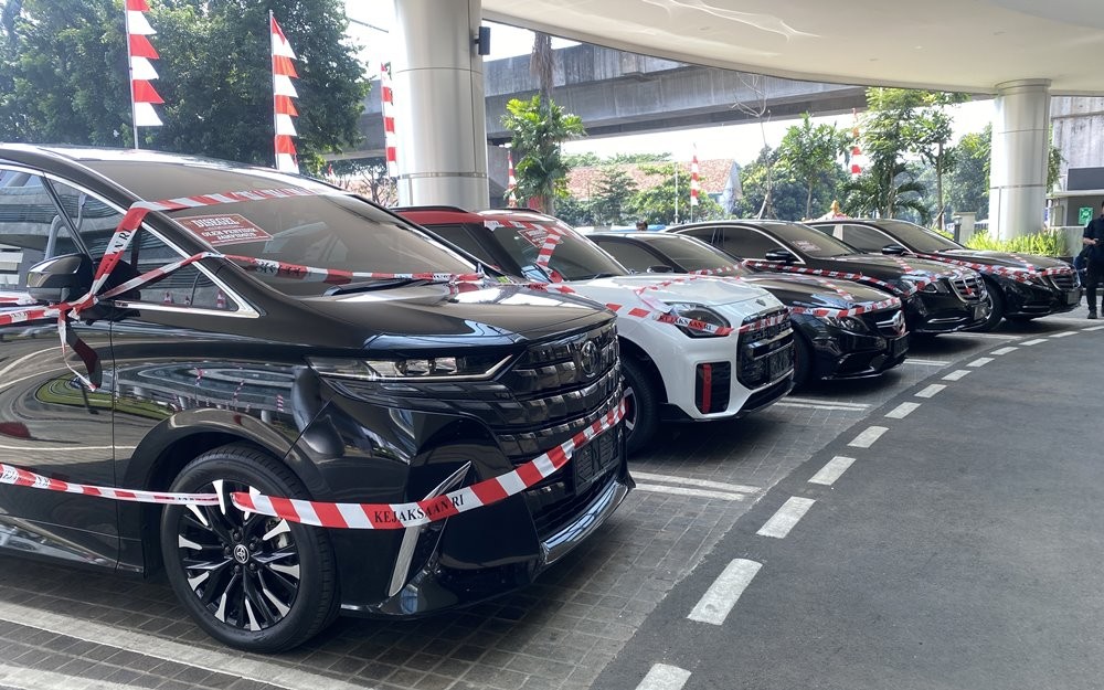 Kejagung Sita Lima Mobil Mewah Milik Riza Chalid, Ini Penampakannya (Ari Sandita/iNews Media Group)