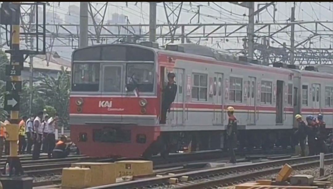 KCI Investigasi Penyebab Anjloknya Kereta Commuter Line di Station Jakarta Kota. (Foto: Dwinarto/Inews Media Group)