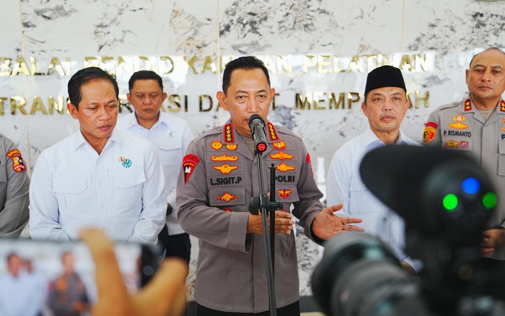 Kapolri Tinjau Penanganan Karhutla Kalbar, Titik Api Dilaporkan Menurun (Humas Polri)